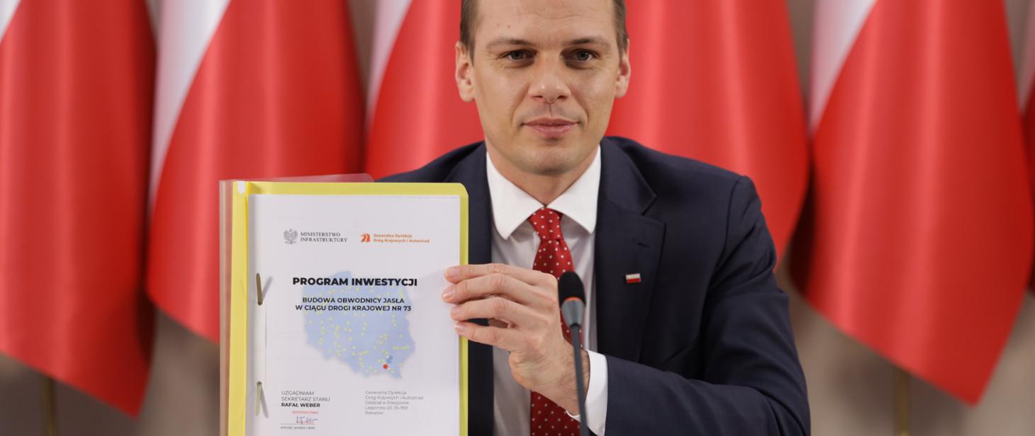 Minister prezentuje dokumenty potwierdzające budowę obwodnicy Jasła